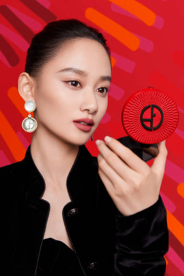 阿玛尼最新广告中的伍倩，日常故事中的时尚温馨时光