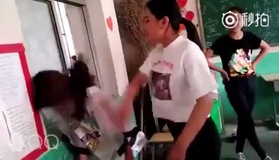 最新女生扒衣服视频，详细步骤指南与潮流解读